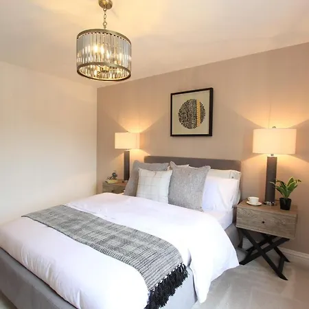 Cabot Mews 3 Apartment *
