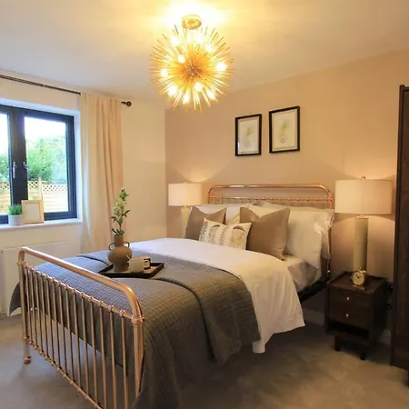 Cabot Mews 3 *