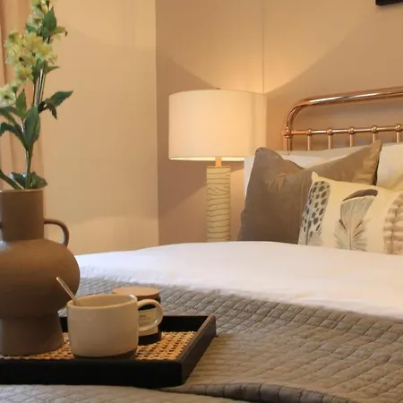 Cabot Mews 3 Apartment *